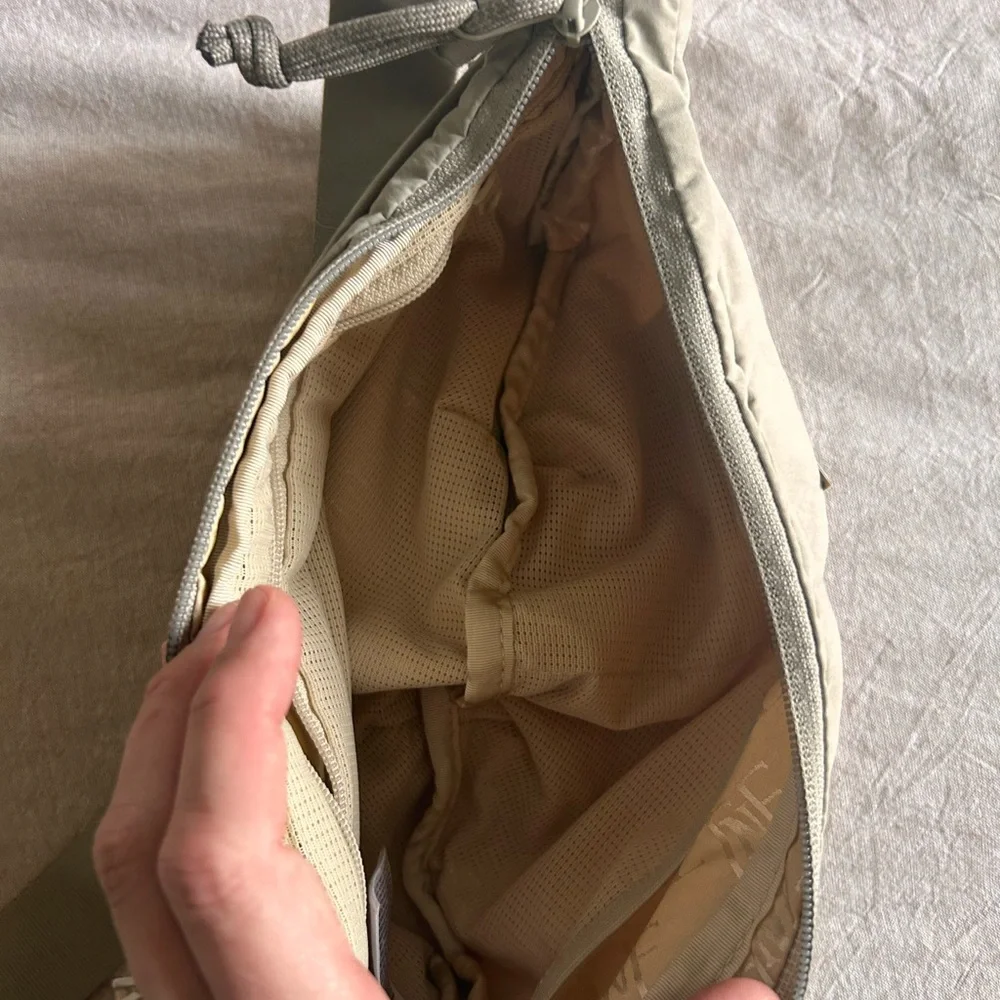 The North Face Crossbody Bag - Picture 4 of 7